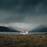 Vanlife i kampery na dziko (Park4Night) – infrastruktura zrzutu szarej wody i toalety kompostujące.